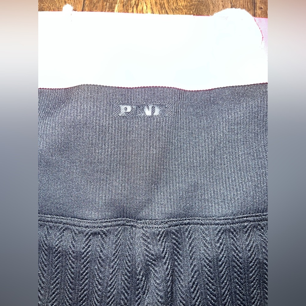 NWT VS PINK Size MEDIUM Black Seamless Cable Knit Flare Legging. - Picture 7 of 10